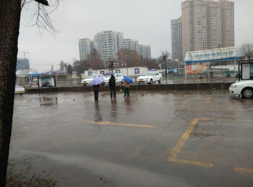 下雨能在室外无大棚练车吗？