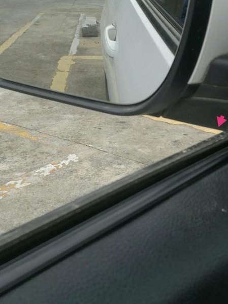 倒车入库如何看后视镜压过停止线？