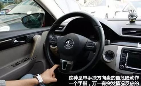 倒车时怎么打方向盘？想让车尾向左，应该怎么打？倒车时怎么打方向盘？想让车尾向左，应该怎么打？