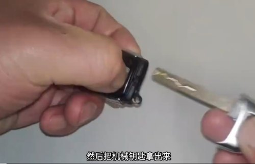 奥迪q5钥匙电池怎么换？