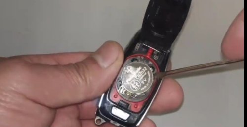 奥迪q5钥匙电池怎么换？