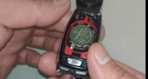 奥迪q5钥匙电池怎么换？