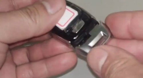 奥迪q5钥匙电池怎么换？