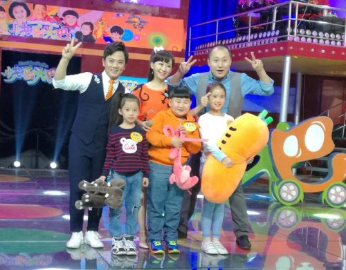 快乐大巴的主持人介绍？