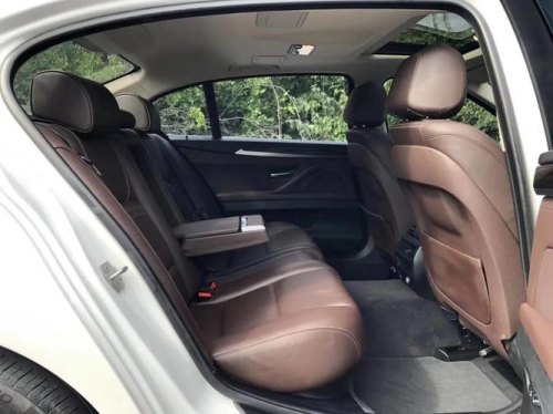 宝马525后排怎么调整？