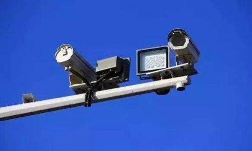 开四停四抓拍是单独摄像头吗？