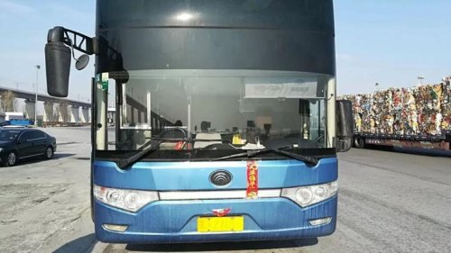 邹某驾驶大型卧铺客车