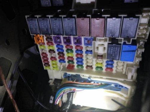 本田飞度空调压缩机继电器在什么位置？