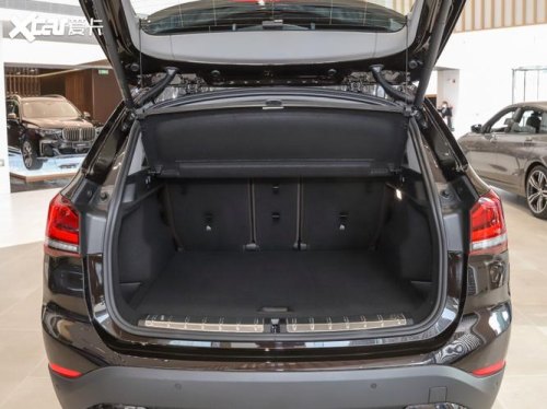 2022款宝马x1后排座位能放倒么？