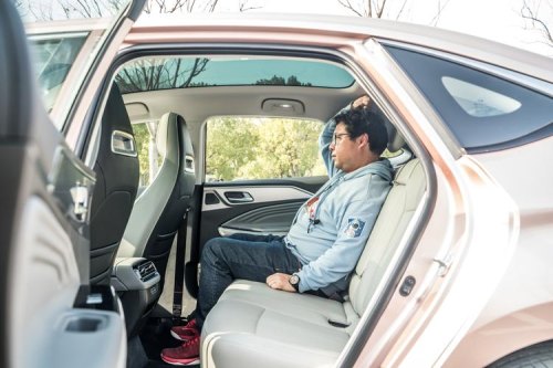 广汽埃安s plus后排支持放倒吗？