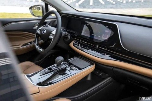 埃安580后排怎么放倒？