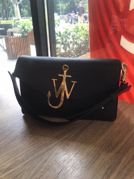 有个品牌包包，品牌的logo外面像个c，c字里面上半像两把剑交叉，下半像个介字一样。有人知道是什？