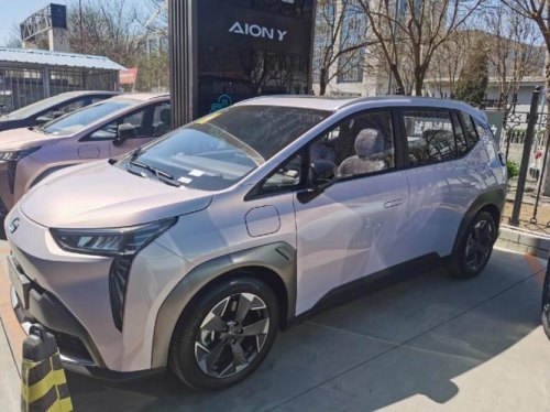 广汽传祺埃安y哪个颜色好看？