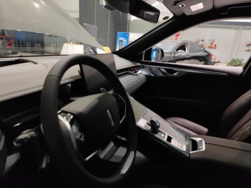 方向盘中间一个竖条什么牌子？