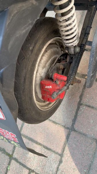 电动汽车是不是遇到坑踩刹车会加速? 电动汽车是不是遇到坑踩刹车会加速?