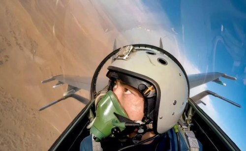 战斗机长时间飞行，飞行员怎么解决生理问题？