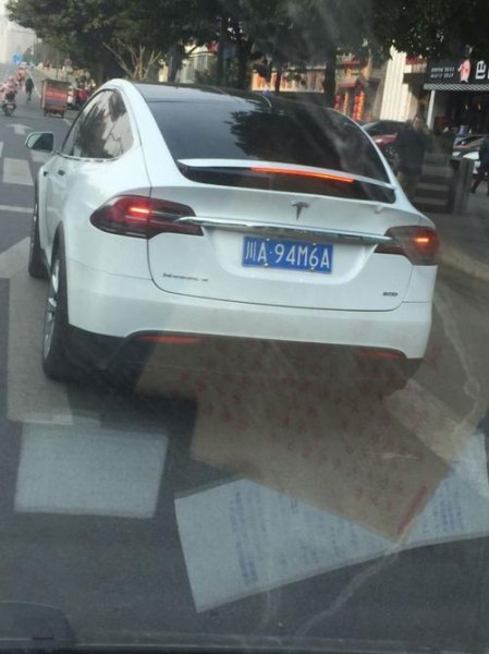 为什么特斯拉有蓝牌？