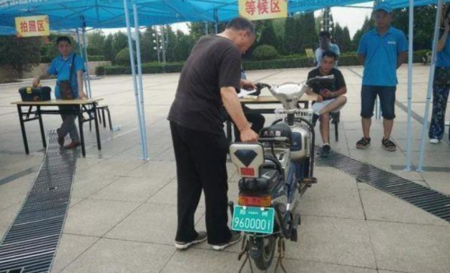 请问电瓶车上牌是好是坏？