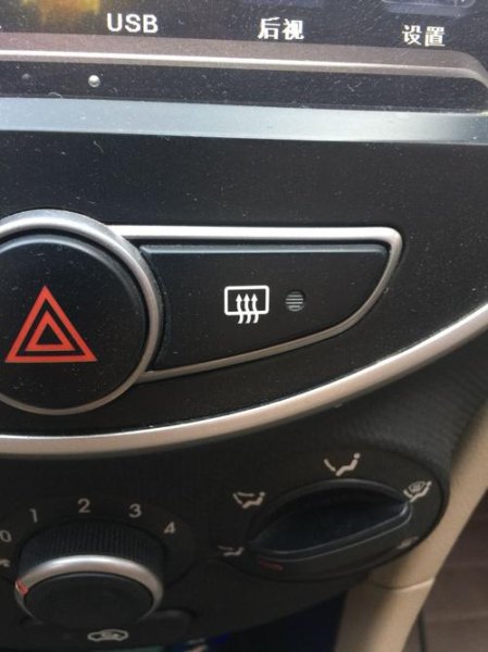 车里三个曲线是什么标志？