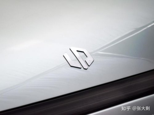 有款车的车标是圈里面一个正u一个倒u？