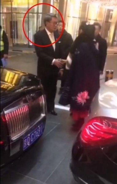 1200万迈巴赫撞了800万劳斯莱斯主人互递名片你怎么看？
