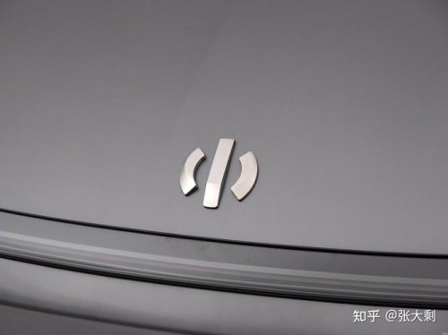 两个倒着的u是什么车标？