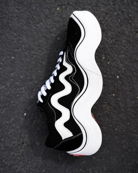 侧边一条波浪线是什么牌子的鞋子？