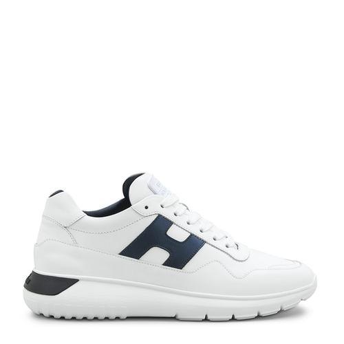 侧面有一条线的鞋子是什么牌子？