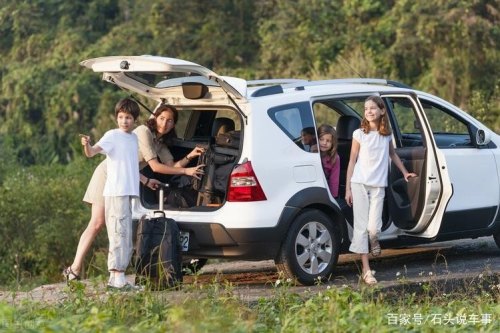 你认为自驾游和坐车旅游有什么区别？