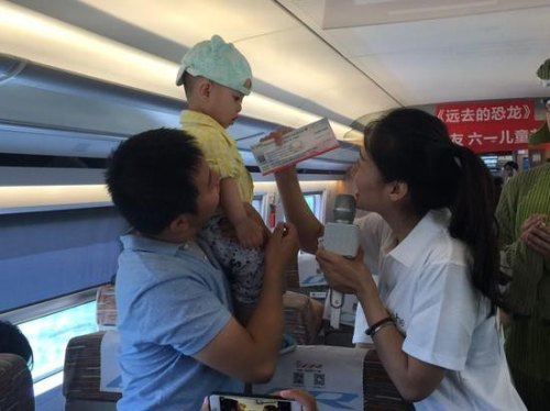 一名成年人带9岁和5岁儿童乘坐高铁怎么购票？