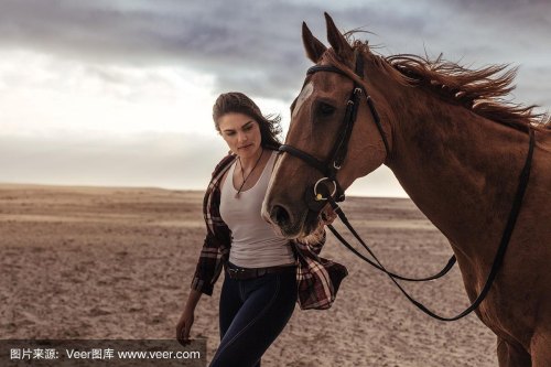 人牵着马走路的意思? 人牵着马走路的意思?