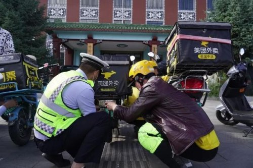 开大巴车天天在高速公路上跑长途危险还是在开电动车送外卖危险？