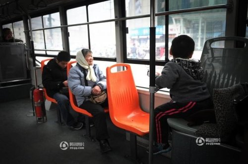 公交车上可以一直说话吗? 公交车上可以一直说话吗?