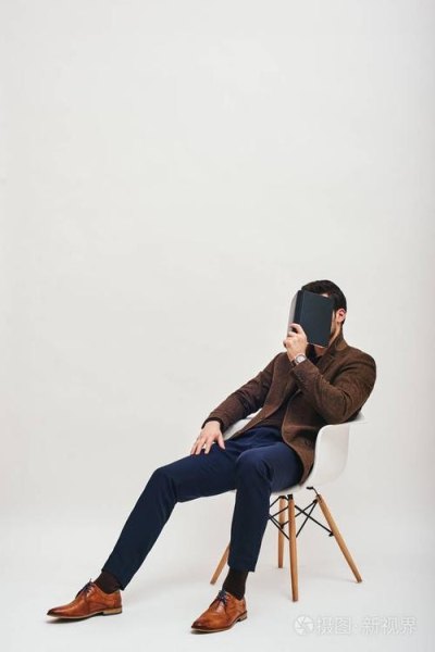一个人坐着是什么含义？