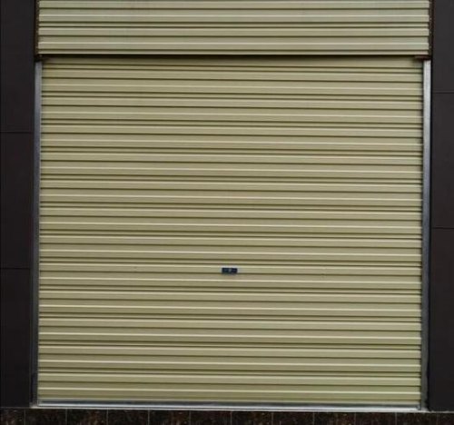 怎么回事·啊卷帘门自己就动起来啦？