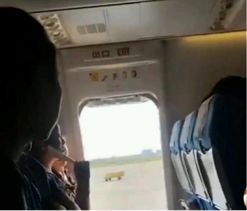 大妈因不舒服打开飞机安全门透气，不顾空姐多次安全提示，老年人犯了错谁来管？