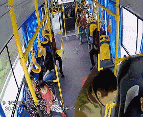 公交车摇晃乘客不小心撞人会有事吗？