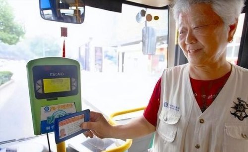 以前没有老年公交卡时，交了费随时坐公交车还会有人让坐的，为什么？你怎么看？