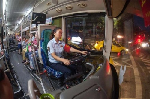 每天开车上班偶尔做个公交车出行，是不是也是一种享受呢？您认为呢？