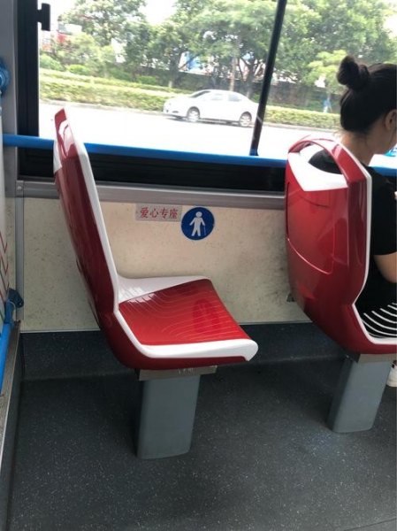 乘公交为什么在两个座位并排空着的情况下大部分人都喜欢坐边座？