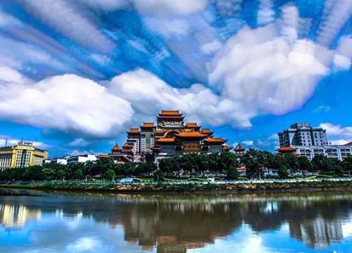 贺州和玉林的未来发展哪个会更好？为什么？