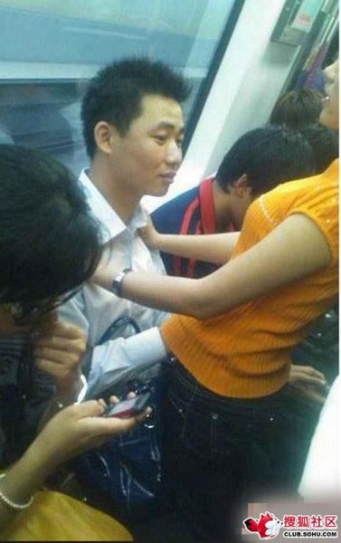 在公交车上遇到咸猪手怎么办？