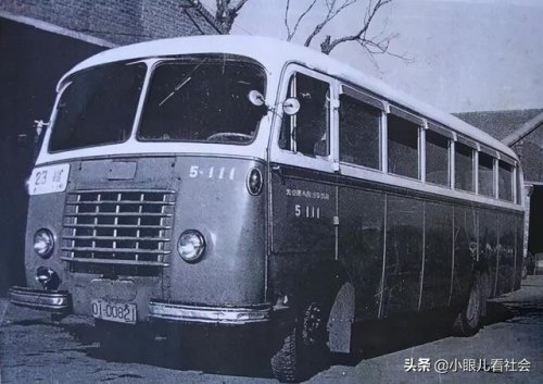 北京市最早的公共汽车是什么样子的？