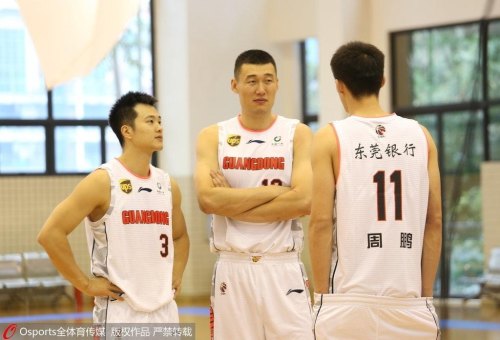 广东男篮夺冠写真出炉，照片上周鹏和苏伟摆出的手势和其他人格格不入，这是怎么回事？