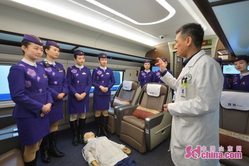 青岛客运段:患病旅客乘车车长贴心服务, 你怎么看? 青岛客运段:患病旅客乘车车长贴心服务, 你怎么看?