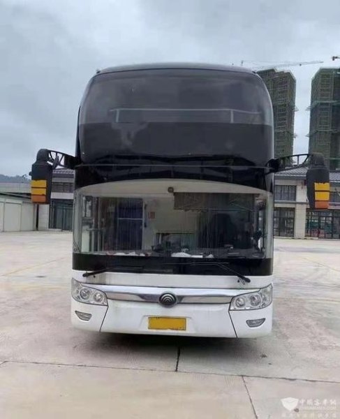 一层半豪华大巴多少座？