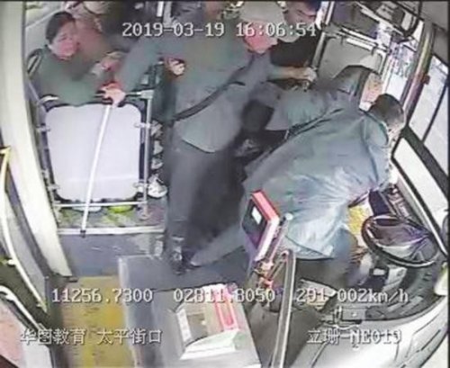 太吓人,三亚一公交司机开车途中被乘客拽倒，你怎么看？