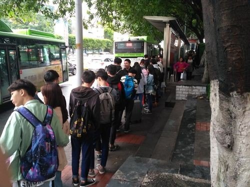 车站等车的地方叫什么？