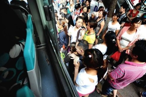 一辆大巴车究竟能挤下多少乘客？