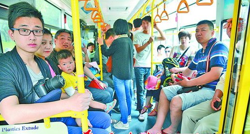 享受免票的儿童乘坐公交车时能否单独占座？你怎么看？